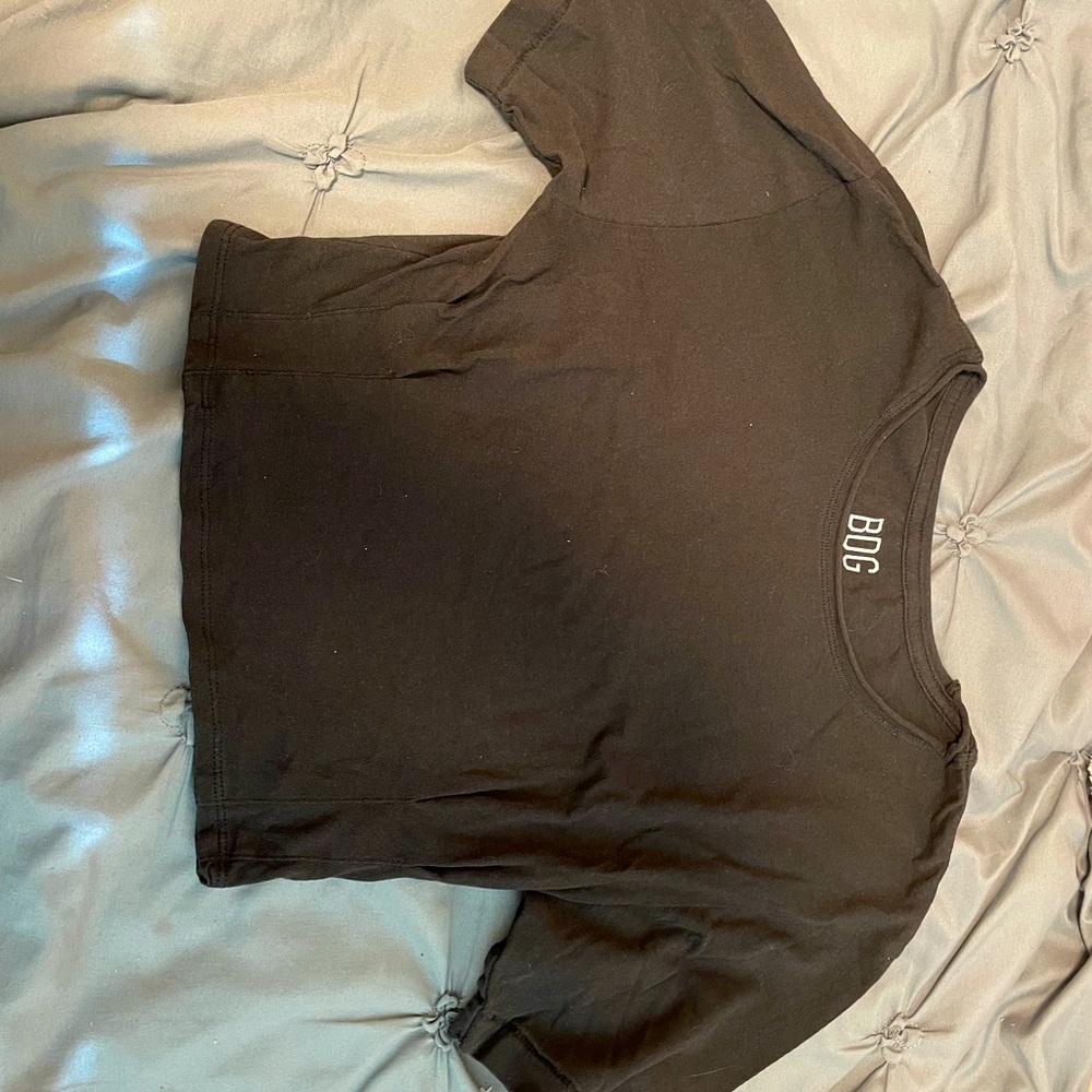 urban outfitters cropped black t shirt